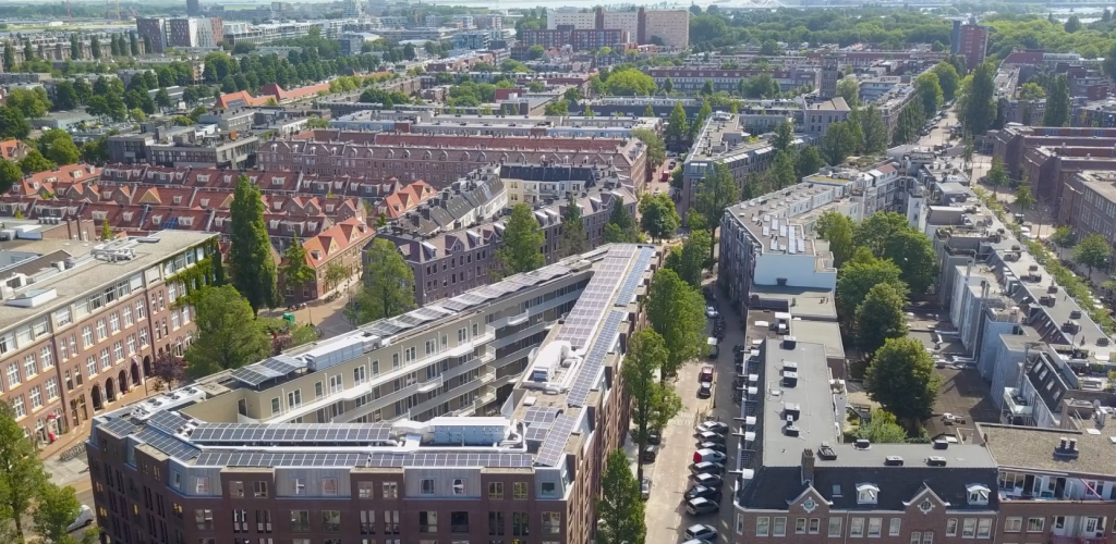 Luchtfoto van stedelijke wijk met zonnepanelen.