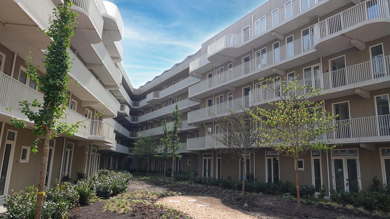 Appartementencomplex met binnenplaats en bomen