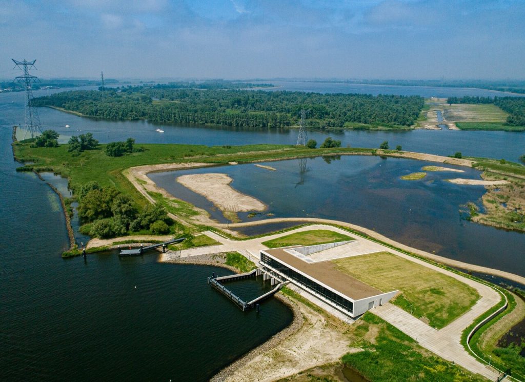 Luchtfoto natuurgebied met gebouw en waterwegen