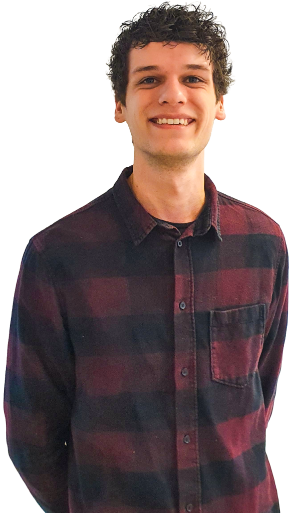 Jongeman in geruit overhemd, glimlachend, witte achtergrond.