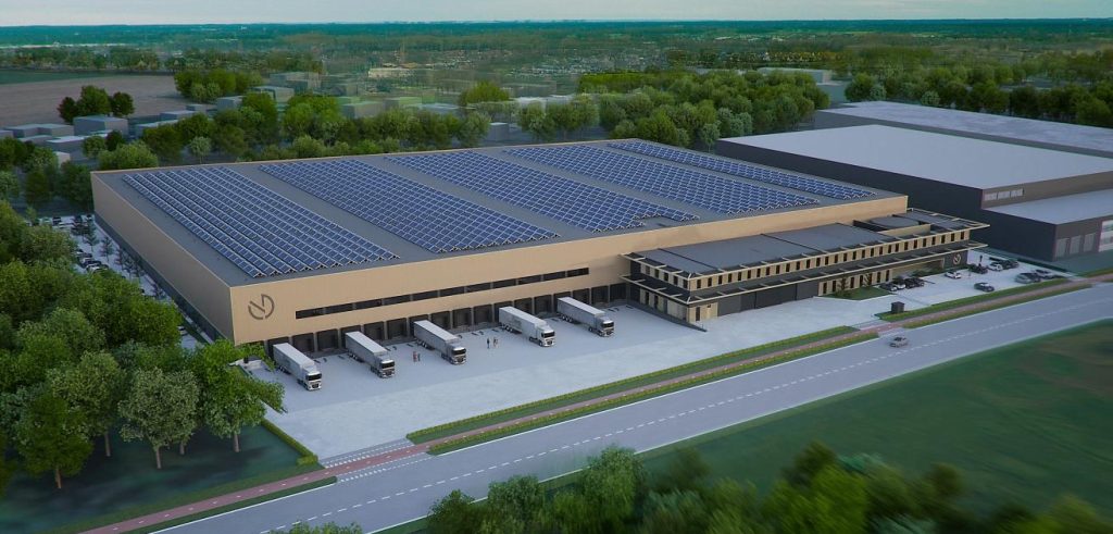 Loods met zonnepanelen en vrachtwagens