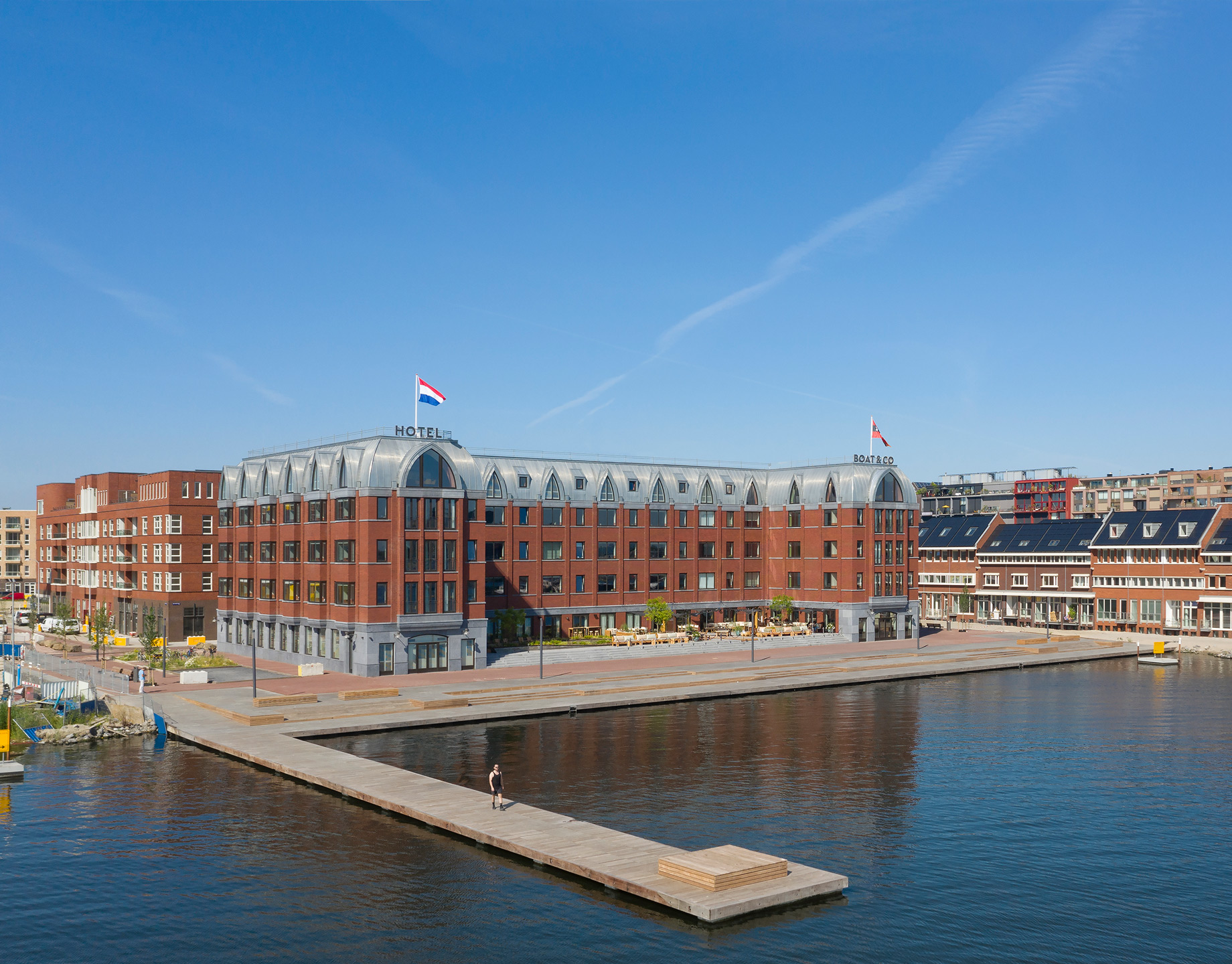 Hotel aan het water op een zonnige dag.